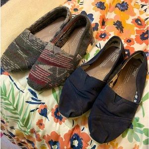Lot, 2 pairs of toms shoes size 7 black and sherpa lined sweater print in gray